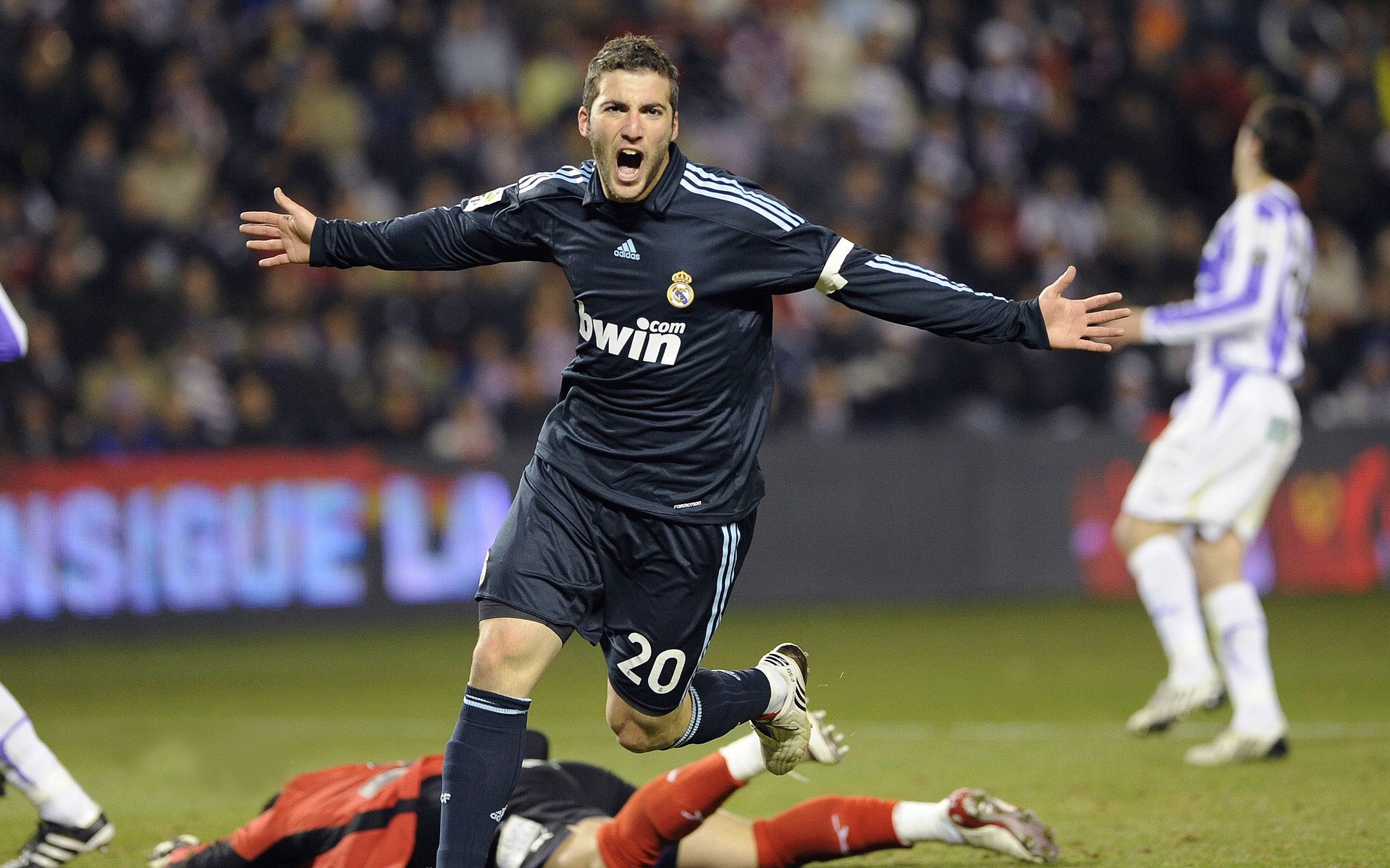 开云官方app入口-戈麦斯一剑封喉，罗马战术革新击穿巴拉圭铁壁